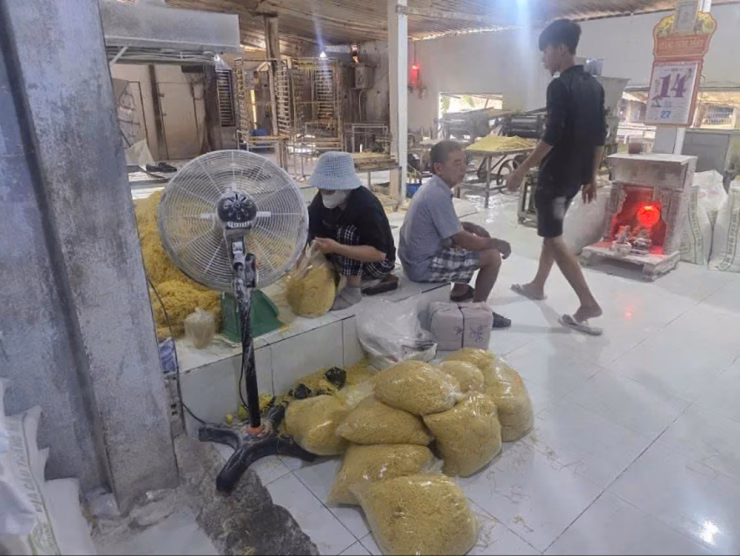 Dây chuyền sản xuất mì tươi "ngậm" hoá chất bị phát hiện.