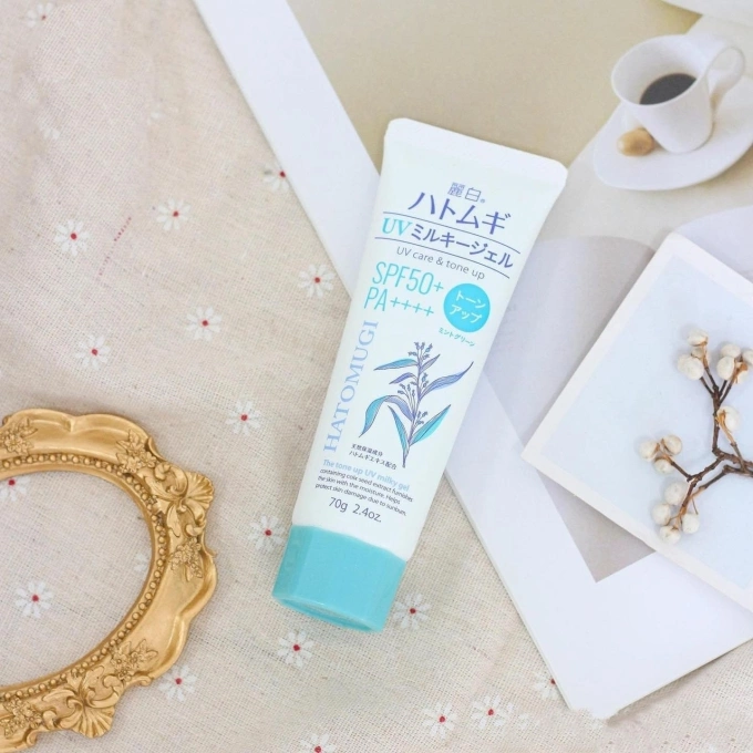 Hatomugi UV Care & Tone Up SPF50+ PA++++: Lựa chọn kinh tế với kết cấu gel mỏng nhẹ, không gây nặng mặt. Giá tham khảo: 100.000 đồng