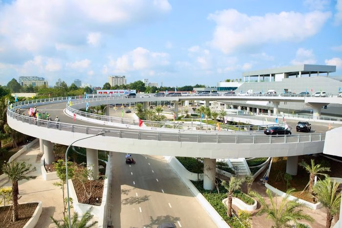 Sở Xây dựng TP.HCM yêu cầu chấn chỉnh ngay tình trạng mất mỹ quan đô thị tại các tuyến đường trước Nhà ga T3, Cảng hàng không Tân Sơn Nhất.