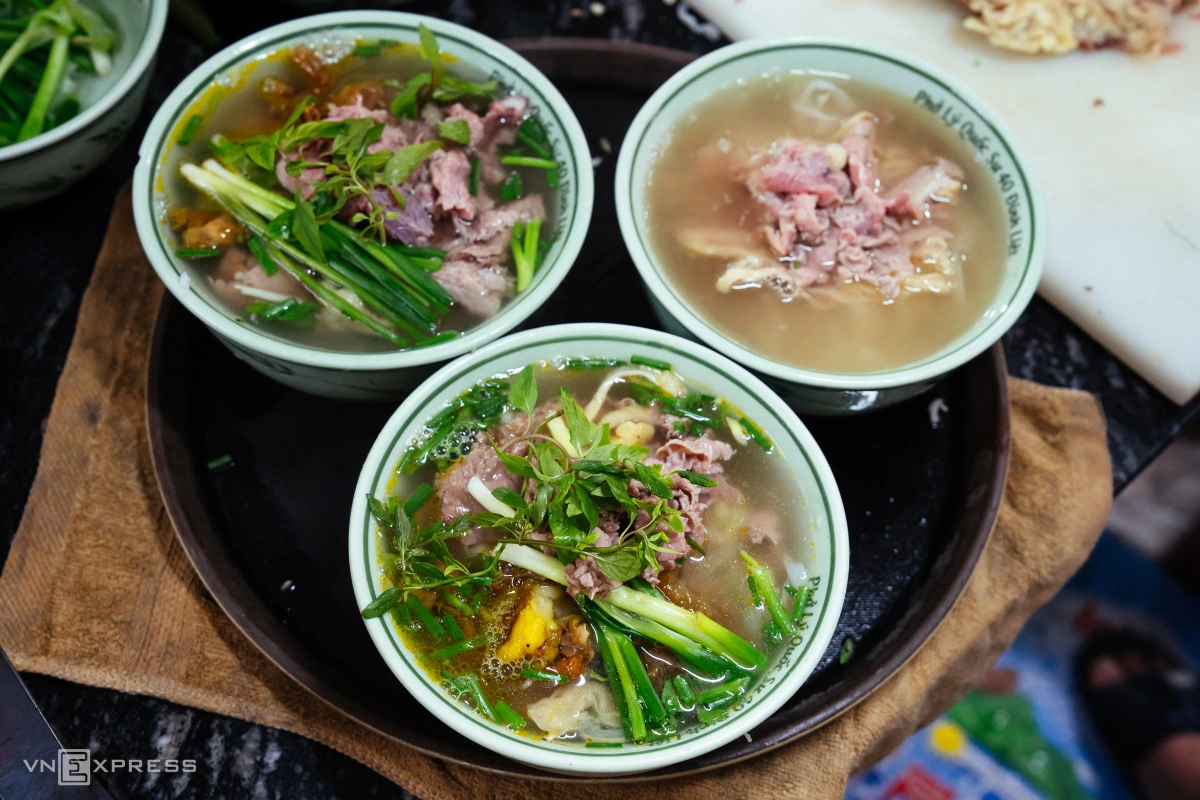 Bức ảnh kỷ niệm quý giá được treo tại quán, thu hút sự chú ý của mọi thực khách ghé thăm.