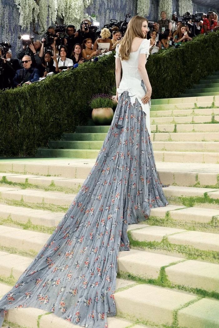Sự tỉ mỉ trong từng đường kim mũi chỉ của Prada giúp hiện thực hóa ý tưởng hội họa trên cơ thể.