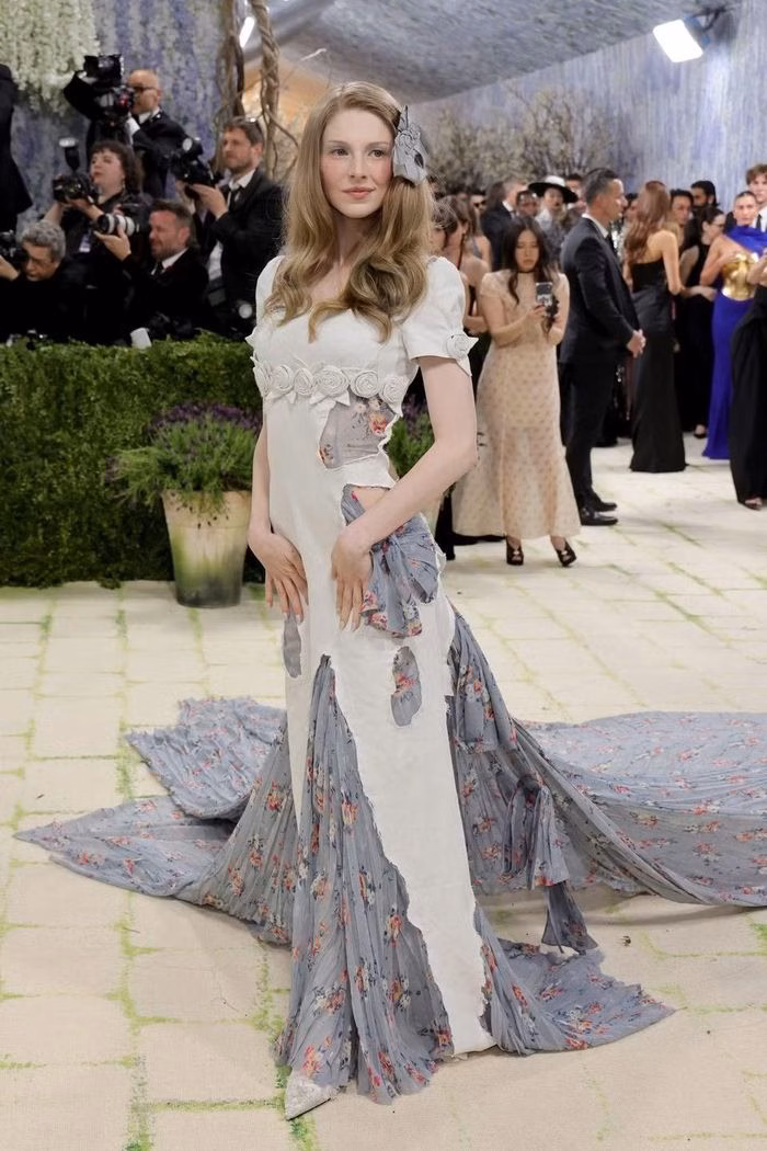 Sự tự do và phóng khoáng trong nét vẽ của Klimt được Prada tái hiện qua chất liệu và phom dáng.