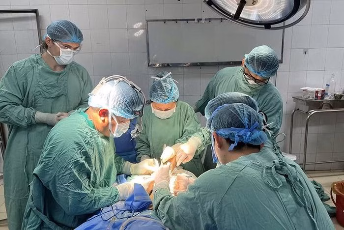 Ê kíp các bác sĩ Bệnh viện Đại học Y dược Huế đang tập trung phẫu thuật nối chi thể cho bệnh nhân.