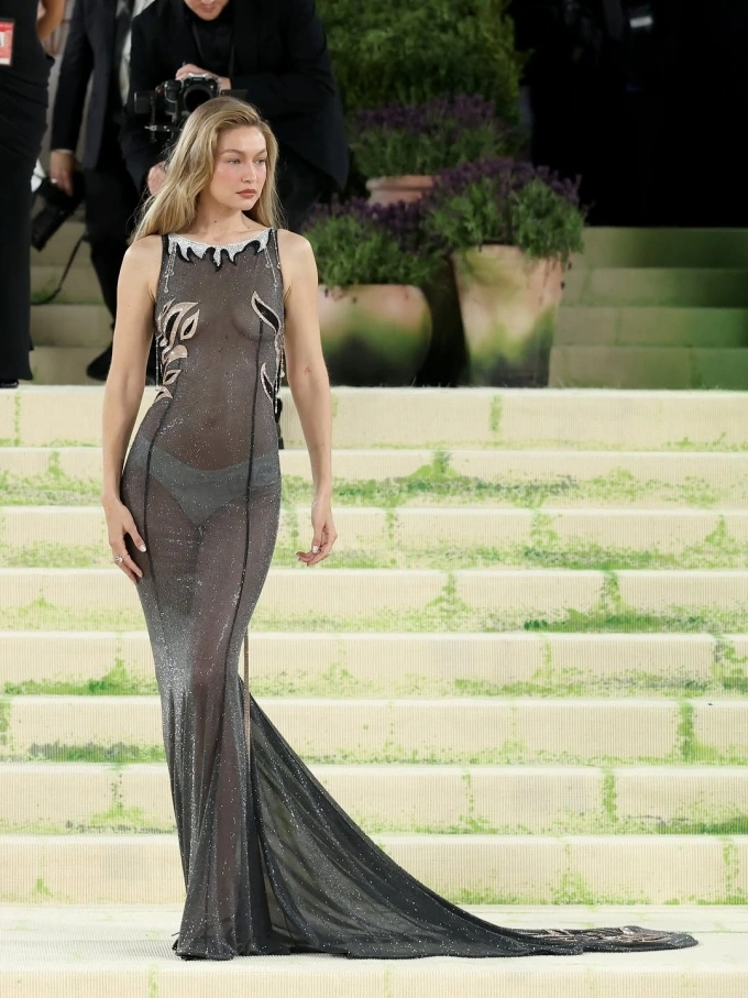 Tham dự Met Gala 2026 với chủ đề 'Nghệ thuật Trang phục', Gigi Hadid gây ấn tượng mạnh mẽ nhờ vóc dáng săn chắc và thần thái tự tin đặc trưng. Ảnh: holausa