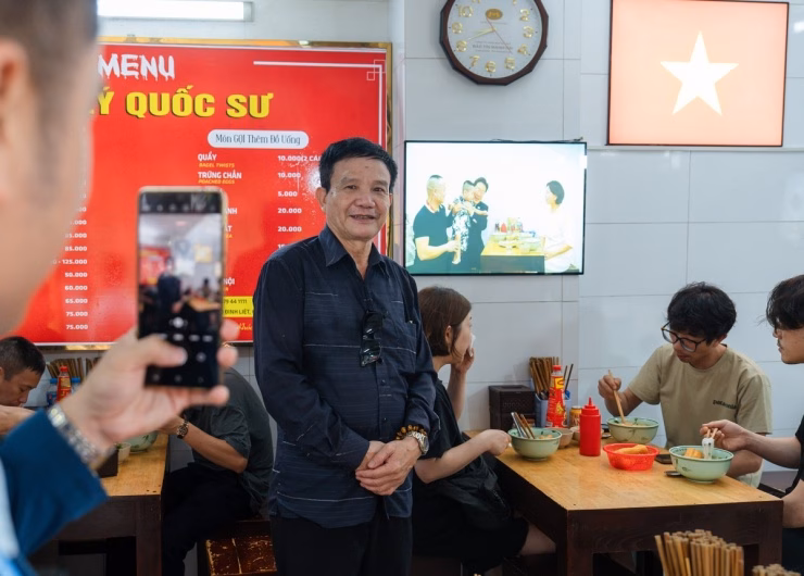 Quá trình chuẩn bị khẩn trương để đảm bảo vệ sinh và an toàn thực phẩm tuyệt đối.