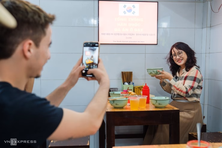 Thực khách hào hứng chờ đợi để được trải nghiệm vị trí ngồi của nguyên thủ Hàn Quốc.
