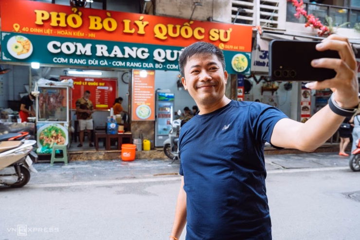 Lượng khách tăng đột biến khiến quán thường xuyên trong tình trạng cháy chỗ.