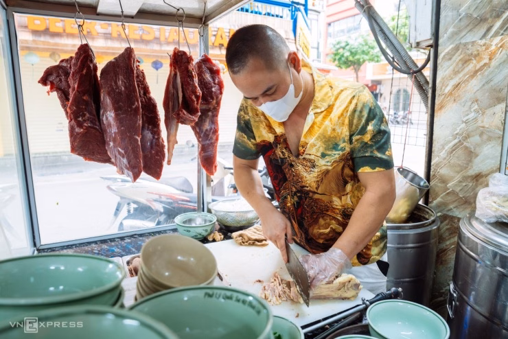 Quán bố trí ghế nhựa phía ngoài để phục vụ khách trong thời gian chờ đợi.