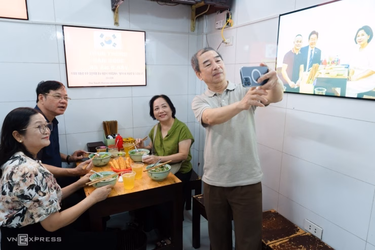 Không gian quán phở tuy nhỏ nhưng luôn trong tình trạng kín chỗ kể từ sau sự kiện.