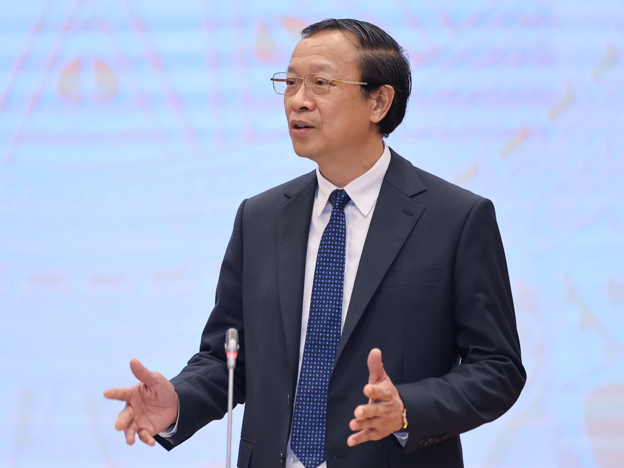 Thứ trưởng Bộ GD&ĐT Phạm Ngọc Thưởng thông tin về phương án sử dụng một bộ sách giáo khoa dùng chung. Ảnh: Như Ý